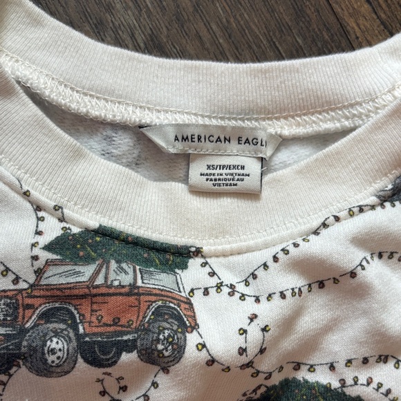 American Eagle Cozy Truck Print Off-White Christmas Crewneck Sweatshirt Size XS - Picture 2 of 4